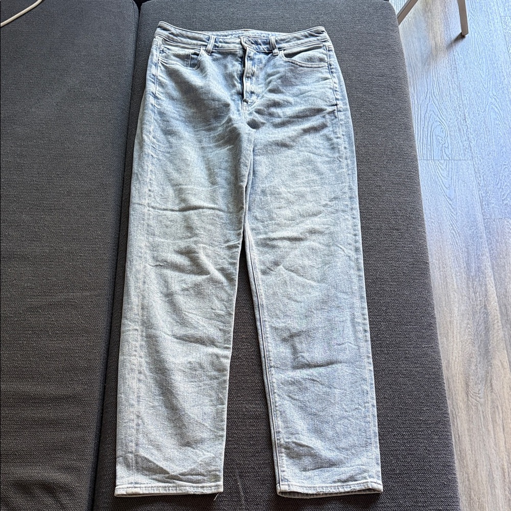 American Eagle Mom Straight Jeans (Size 10)